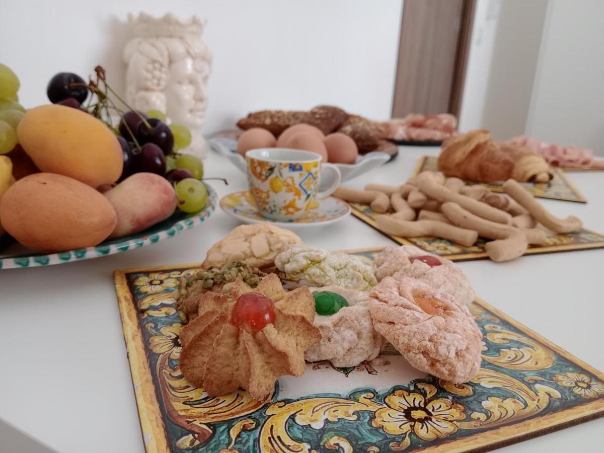 La Valigia Sul Letto Bed & Breakfast คาตาเนีย ภายนอก รูปภาพ