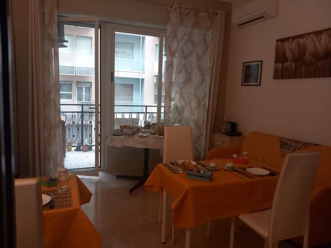 La Valigia Sul Letto Bed & Breakfast คาตาเนีย ภายนอก รูปภาพ
